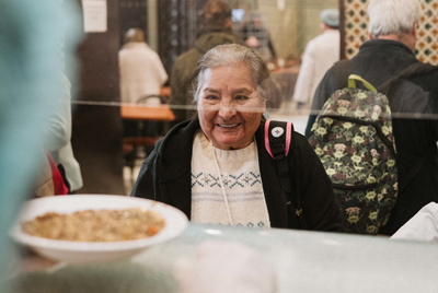 Mujer en comedro social