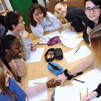 Chicas y chicos en el colegio