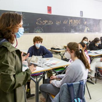 Chicos y chicas aprendiendo en la escuela con su profesora