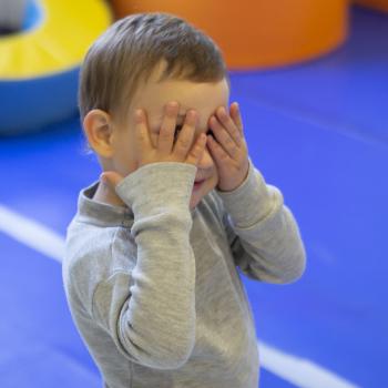 Niño pequeño tapandose la cara